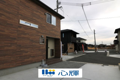 【前面道路含む現地写真】 | プランタウン小野田駅前（6号地） | 明るい日差しが差し込む現地。車もゆったり駐めることができます。ぜひ現地をご覧ください。
