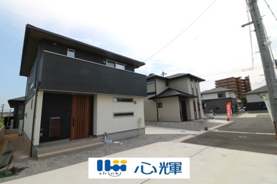 【前面道路含む現地写真】 | プランタウン小野田駅前（10号地） | 明るい日差しが差し込む現地。車もゆったり駐めることができます。ぜひ現地をご覧ください。
