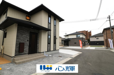 【前面道路含む現地写真】 | プランタウン小野田駅前（11号地） | 明るい日差しが差し込む現地。車もゆったり駐めることができます。ぜひ現地をご覧ください。
