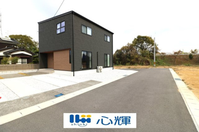 【前面道路含む現地写真】 | 宇部市大字際波3LDK・オール電化・2階建 | 前面道路が広く駐車もしやすいです