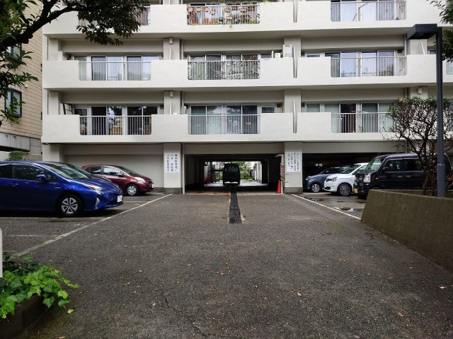 市ヶ谷ハウスの駐車場