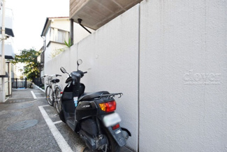 【駐車場】 | バイク置き場。空き区画の有無や駐輪料金、サイズおよび排気量規定などについては、改めてお問い合わせください。～即日のご見学可能～　お問合せはお気軽にどうぞ。