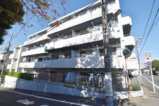 【外観】 | 青空によく映える建物です。手入れの行き届いた外壁やマンション正面エントランスなど、綺麗な姿をぜひ一度、現地にてご覧ください。～即日のご見学可能～　お問合せはお気軽にどうぞ。
