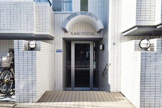 【エントランス】 | お客様を、そして住人を出迎えてくれるマンションのエントランス。ゴミが落ちていないことからも、管理状態の良さや住民の節度の高さが見て取れます。～即日のご見学可能～　お問合せはお気軽にどうぞ。