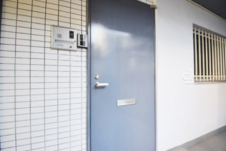 【その他共用部分】 | 皆様をお迎えする、お部屋の玄関ドア。開けやすさや開放角度、ドアノブの操作しやすさや鍵の形状などを、現地で一度ご確認ください。～即日のご見学可能～　お問合せはお気軽にどうぞ。