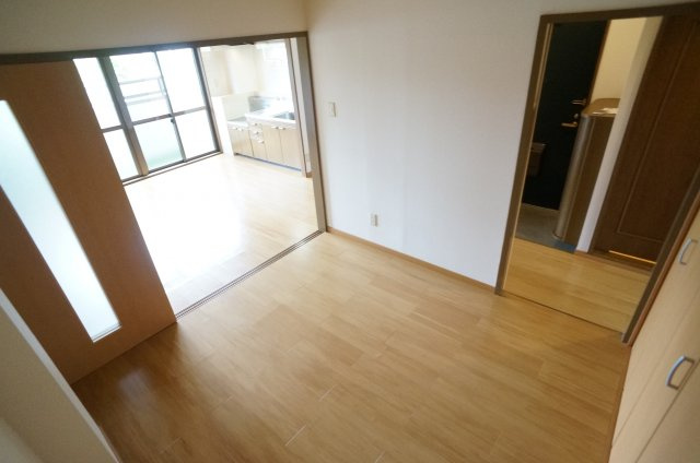 レシェンテ安倉の洋室