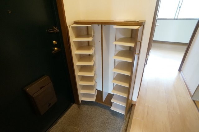 レシェンテ安倉の玄関|靴箱はコンパクト収納タイプ