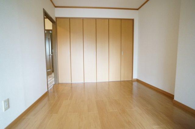 レシェンテ安倉の洋室