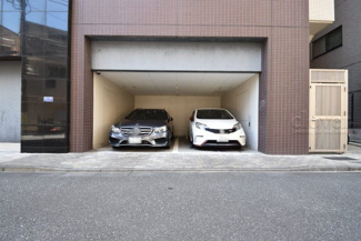 【駐車場】 | マンションの駐車場スペース。空きの有無や駐車料金、サイズ規定などについては、改めてお問い合わせください。～即日のご見学可能～　お問合せはお気軽にどうぞ。