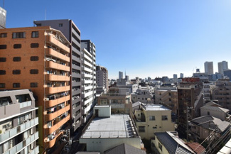 【展望】 | 眼前に広がる空の雄大さと、このお部屋の自慢の一つである「眺望」をご覧ください。毎日、この景色を独り占めできる新生活に夢が広がります。～即日のご見学可能～　お問合せはお気軽にどうぞ。
