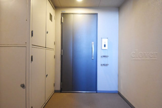 【その他共用部分】 | 皆様をお迎えする、お部屋の玄関ドア。開けやすさや開放角度、ドアノブの操作しやすさや鍵の形状などを、現地で一度ご確認ください。～即日のご見学可能～　お問合せはお気軽にどうぞ。
