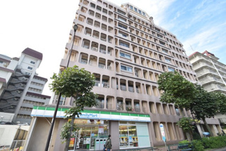 【外観】 | 青空によく映える建物です。手入れの行き届いた外壁やマンション正面エントランスなど、綺麗な姿をぜひ一度、現地にてご覧ください。～即日のご見学可能～　お問合せはお気軽にどうぞ。