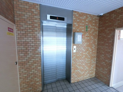 【その他共用部分】 | ダイアパレス東寺尾第三・弐号棟 | お買い物時やベビーカーの出し入れに便利なエレベーター付です。