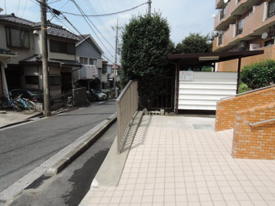 【エントランス】 | ダイアパレス東寺尾第三・弐号棟 | スロープがあります。