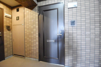 【その他共用部分】 | 皆様をお迎えする、お部屋の玄関ドア。開けやすさや開放角度、ドアノブの操作しやすさや鍵の形状などを、現地で一度ご確認ください。～即日のご見学可能～　お問合せはお気軽にどうぞ。