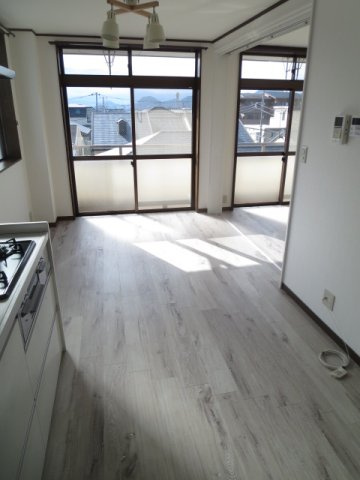 【居間・リビング】 | 三島市三好町 売一棟マンション ES04919 | 三島市三好町　リビング一例