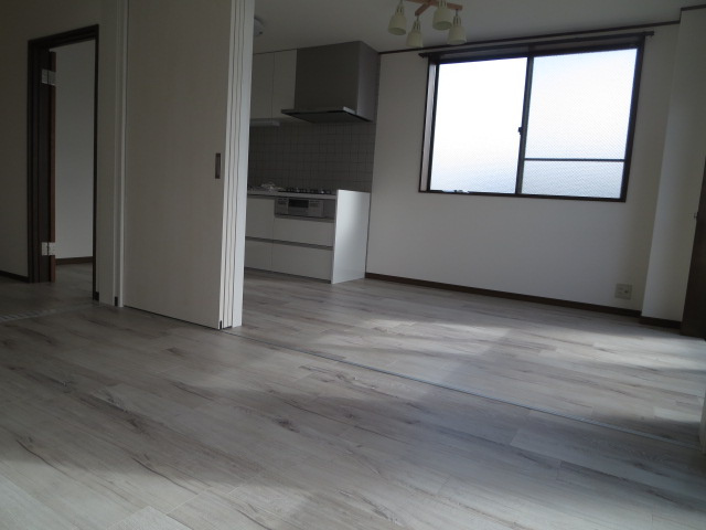 【居間・リビング】 | 三島市三好町 売一棟マンション ES04919 | 三島市三好町　リビング一例