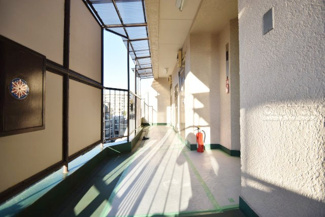 【その他共用部分】 | 共用廊下です。ここもきれいに清掃されています。周囲のお部屋の様子も、ぜひ伺ってみてください。～即日のご見学可能～　お問合せはお気軽にどうぞ。