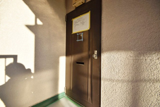 【その他共用部分】 | 皆様をお迎えする、お部屋の玄関ドア。開けやすさや開放角度、ドアノブの操作しやすさや鍵の形状などを、現地で一度ご確認ください。～即日のご見学可能～　お問合せはお気軽にどうぞ。