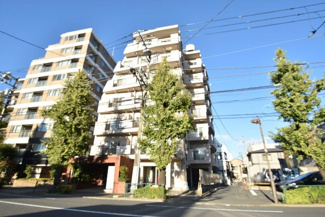 【外観】 | 手入れの行き届いた外壁やエントランスなど、「見ればわかる」レベルで清潔感を保ったマンションです。築年数を感じさせない姿で皆様をお出迎えします。～即日のご見学可能～　お問合せはお気軽にどうぞ。