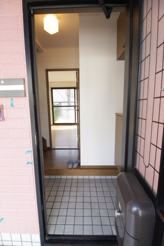 コートビレッジBの玄関