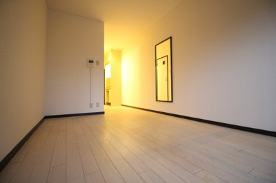 【内装】 | シティアーク天王寺 | 大きな姿見がお洒落な洋室