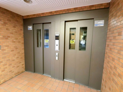 【その他共用部分】 | ライオンズマンション大倉山第弐 | お買い物時やベビーカーの出し入れに便利なエレベーター付です。混雑時にも便利なエレベーター2基付です。