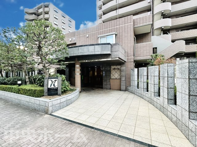 ノーブル猿江恩賜公園ウエストのエントランス|【エントランス】マンションのエントランスは、その物件の印象を決める、顔とも言える場所です。毎日通る場所ですからきれいなのが一番です。エントランス内はオートロックですので暮らしの安全も確保されています。