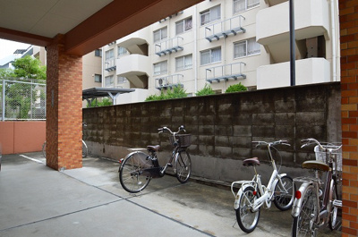 【駐輪場】 | ライオンズマンション緑地公園第10 | サイトに掲載されていない箇所の写真、撮影してお届けさせて頂きます！気になる物件で、見たい部分の画像が無い場合は、弊社スタッフまでご連絡下さいませ。お客様の気になる箇所を、カメラにて撮影して参ります！