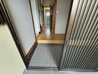 【玄関】 | 五個荘日吉町貸家 | 収納もある玄関です