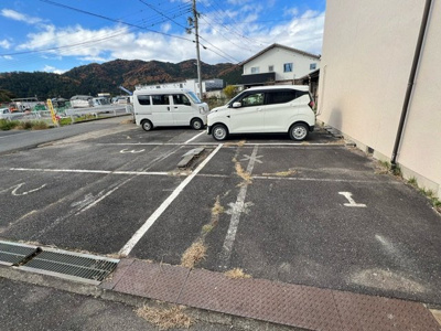 【駐車場】 | 五個荘日吉町貸家 | 駐車場に車を止められます