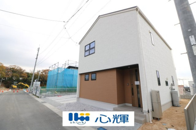 【外観】 | 宇部市東平原１丁目４LDK・2階建 | 明るい日差しが差し込む現地。車もゆったり駐めることができます。ぜひ現地をご覧ください。
