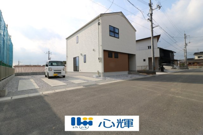 【前面道路含む現地写真】 | 宇部市東平原１丁目４LDK・2階建 | 前面道路が広く駐車もしやすいです