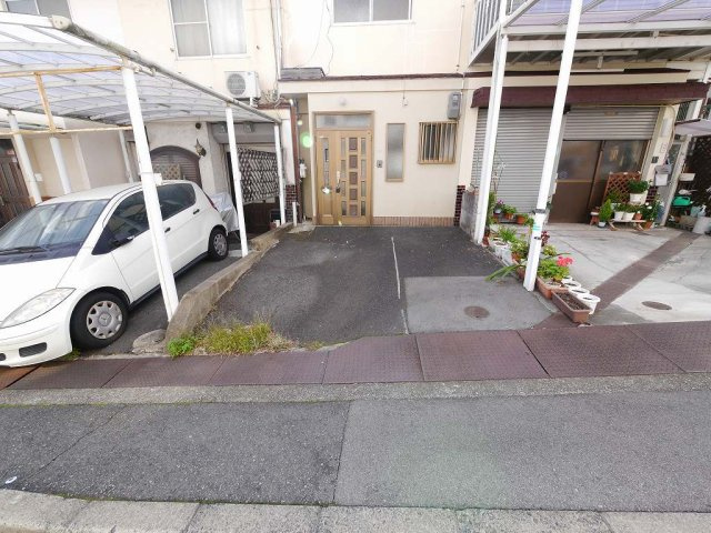 王塚台4丁目連棟貸家の駐車場
