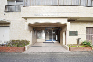 【エントランス】 | お客様を、そして住人を出迎えてくれるマンションのエントランス。ゴミが落ちていないことからも、管理状態の良さや住民の節度の高さが見て取れます。～即日のご見学可能～　お問合せはお気軽にどうぞ。