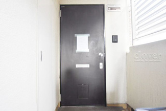 【その他共用部分】 | 皆様をお迎えする、お部屋の玄関ドア。開けやすさや開放角度、ドアノブの操作しやすさや鍵の形状などを、現地で一度ご確認ください。～即日のご見学可能～　お問合せはお気軽にどうぞ。