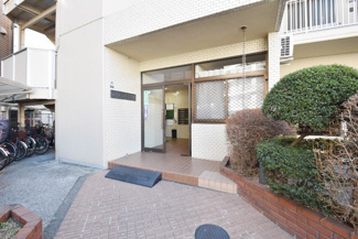 【エントランス】 | お客様を、そして住人を出迎えてくれるマンションのエントランス。ゴミが落ちていないことからも、管理状態の良さや住民の節度の高さが見て取れます。～即日のご見学可能～　お問合せはお気軽にどうぞ。
