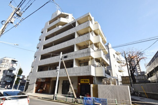 【外観】 | 手入れの行き届いた外壁やエントランスなど、「見ればわかる」レベルで清潔感を保ったマンションです。築年数を感じさせない姿で皆様をお出迎えします。～即日のご見学可能～　お問合せはお気軽にどうぞ。