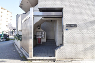 【エントランス】 | お客様を、そして住人を出迎えてくれるマンションのエントランス。ゴミが落ちていないことからも、管理状態の良さや住民の節度の高さが見て取れます。～即日のご見学可能～　お問合せはお気軽にどうぞ。