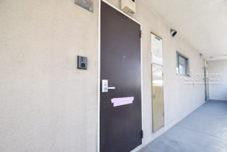 【その他共用部分】 | 皆様をお迎えする、お部屋の玄関ドア。開けやすさや開放角度、ドアノブの操作しやすさや鍵の形状などを、現地で一度ご確認ください。～即日のご見学可能～　お問合せはお気軽にどうぞ。
