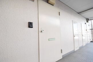【その他共用部分】 | 皆様をお迎えする、お部屋の玄関ドア。開けやすさや開放角度、ドアノブの操作しやすさや鍵の形状などを、現地で一度ご確認ください。～即日のご見学可能～　お問合せはお気軽にどうぞ。