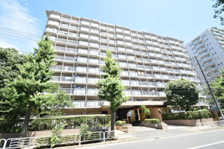 【外観】 | 青空によく映える建物です。手入れの行き届いた外壁やマンション正面エントランスなど、綺麗な姿をぜひ一度、現地にてご覧ください。～即日のご見学可能～　お問合せはお気軽にどうぞ。