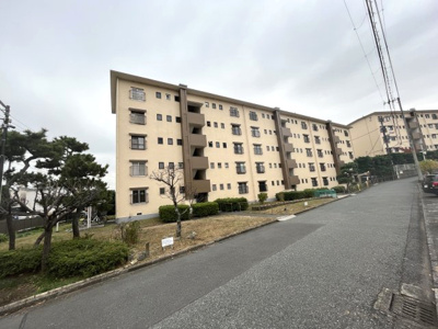 【外観】 | 北磯子住宅1号棟 | 総戸数30戸、1965年12月築、管理人は日勤勤務につき管理体制良好です♪