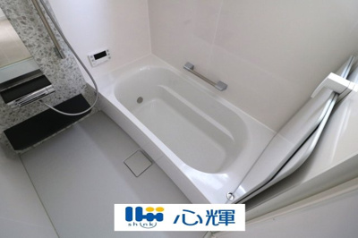 【浴室】 | 宇部市西本町１丁目３LDK・2階建（築2年2ヶ月） | ゆったりと足を伸ばし、寛げるバスルーム。一日の疲れを癒してくれる空間です。