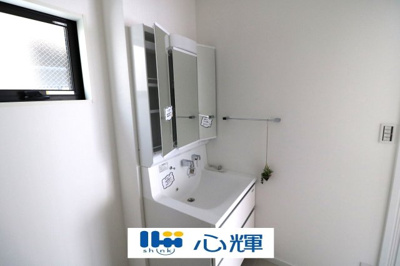 【独立洗面台】 | 宇部市西本町１丁目３LDK・2階建（築2年2ヶ月） | 大きくて見やすく清潔感ある洗面台。収納も多く、コスメ等もスッキリと仕舞えます。