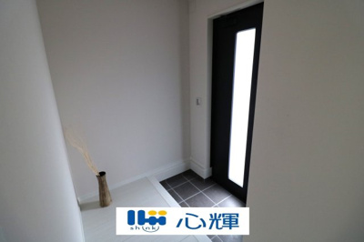 【玄関】 | 宇部市西本町１丁目３LDK・2階建（築2年2ヶ月） | 家の顔となる玄関。 ゲストを迎え入れても安心の空間です。

