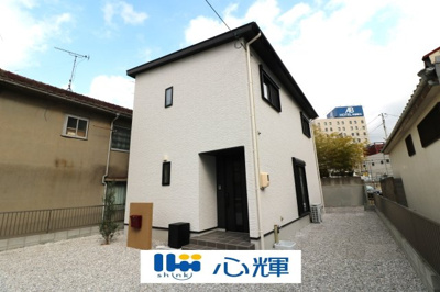 【外観】 | 宇部市西本町１丁目３LDK・2階建（築2年2ヶ月） | 明るい日差しが差し込む現地。車もゆったり駐めることができます。ぜひ現地をご覧ください。
