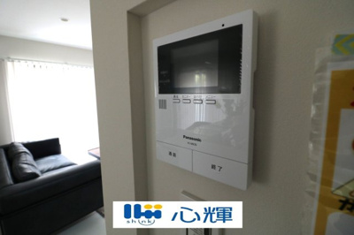 【その他】 | 宇部市西本町１丁目３LDK・2階建（築2年2ヶ月） | 玄関にはＴＶモニター付きインターホン（カメラ）が標準設置。セキュリティも安心です。
