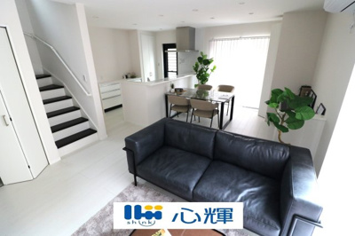 【居間・リビング】 | 宇部市西本町１丁目３LDK・2階建（築2年2ヶ月） | 家族が集う開放的な自由空間。季節ごとに壁飾りや家具の配置を変えて楽しんでみるのはいかがですか。