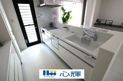 【キッチン】 | 宇部市西本町１丁目３LDK・2階建（築2年2ヶ月） | 充分なスペースを実現したキッチン空間となっています。寛ぐ方とお料理をされる方の一体感を重視した設計。